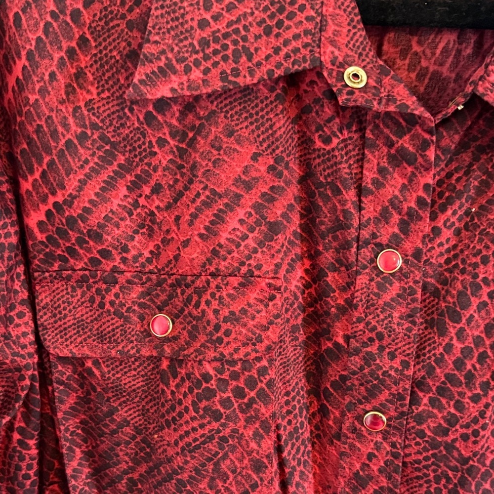 Jones New York Ruby Red Snake Print Button-Up Shirt Red Snap Buttons Size 3X - Picture 4 of 7